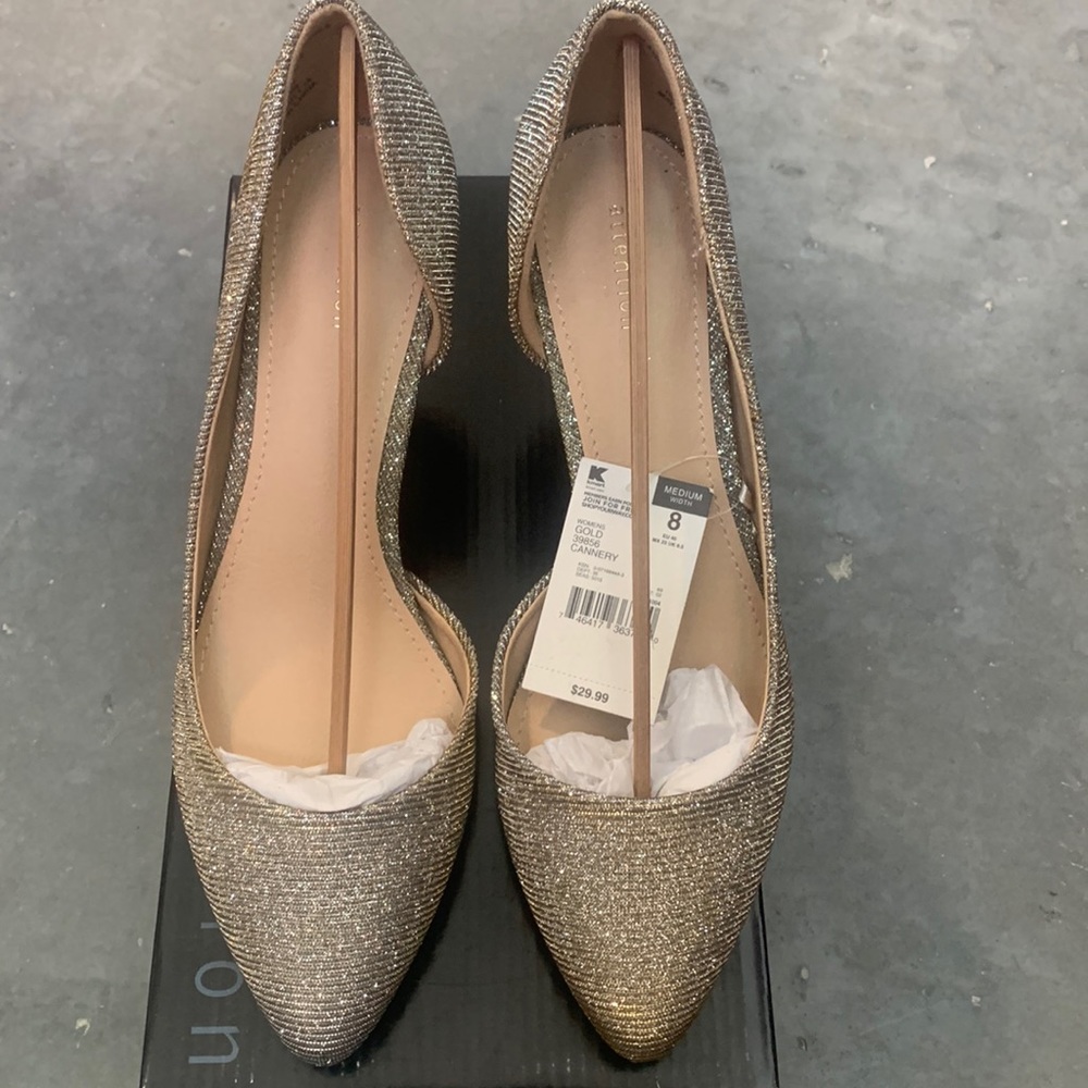 Attention Cannery Gold Size 8 heels